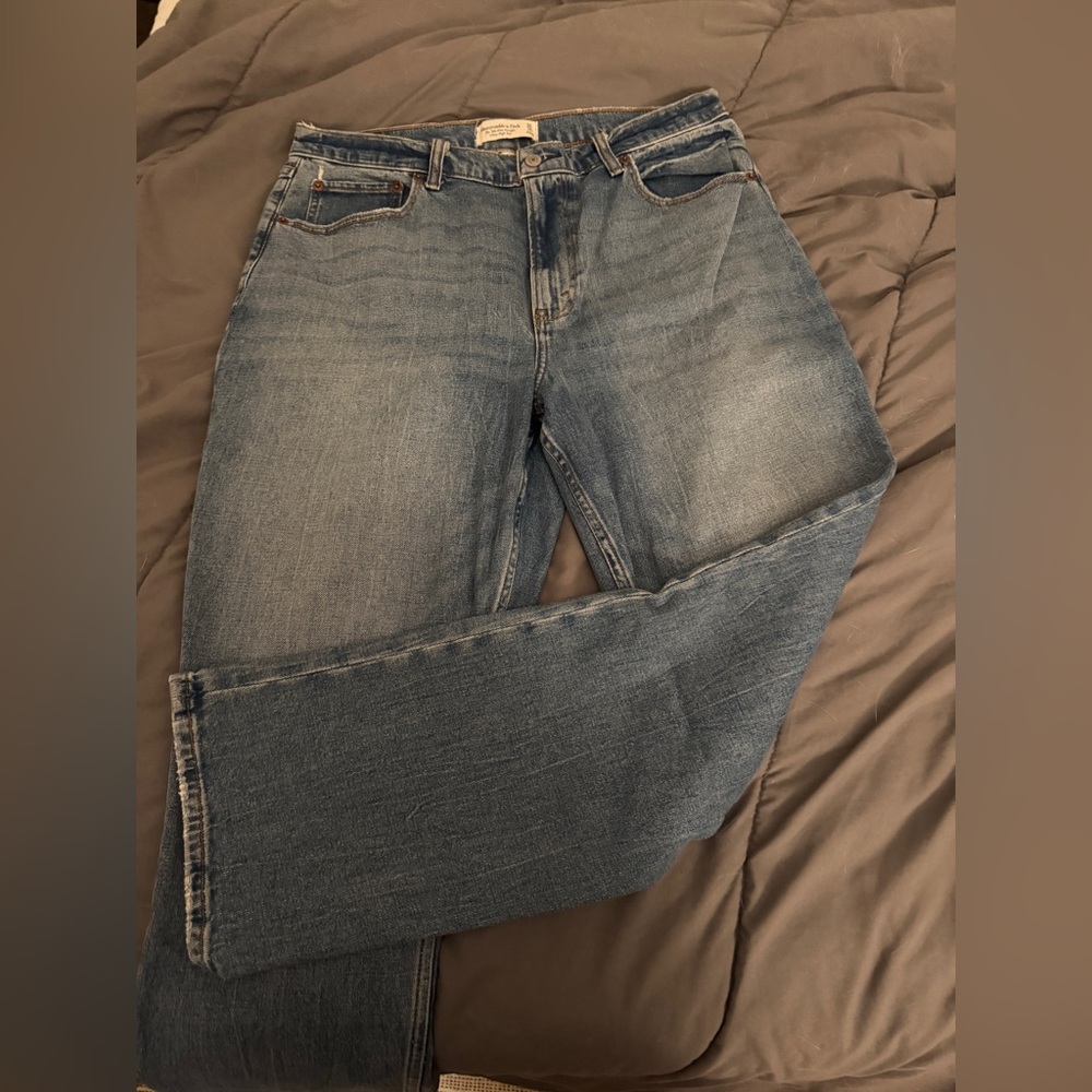 Abercrombie Curve Love Ultra High Rise Slim Straight Jean
